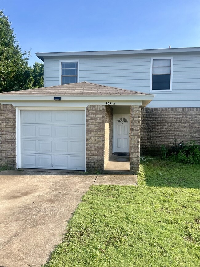 Building Photo - 909 NW Summercrest Blvd