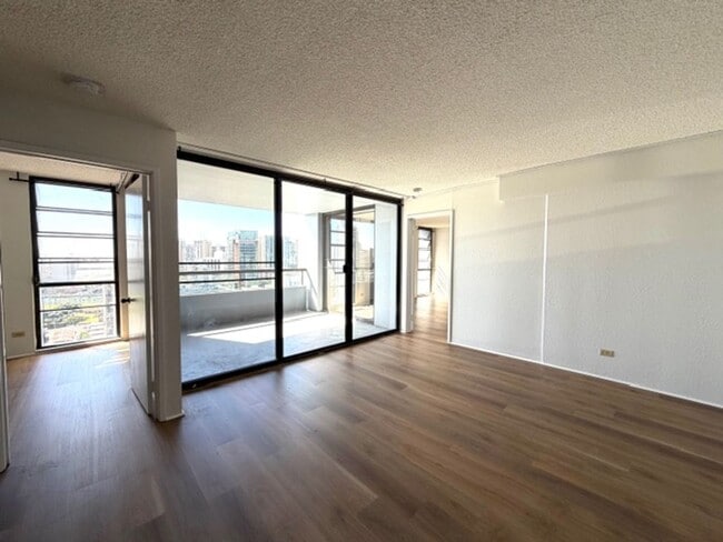 Building Photo - 2 Bedroom, 2 Bathroom, 1 Gated Parking (McCully)