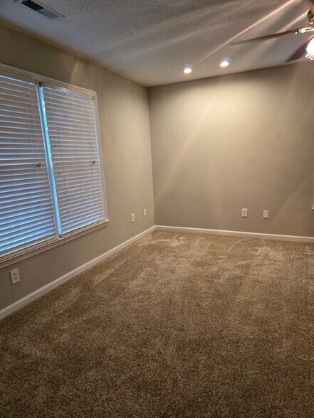Building Photo - 112 Ramble Cir