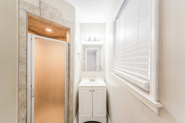 Building Photo - 800 Dunwoody Ln