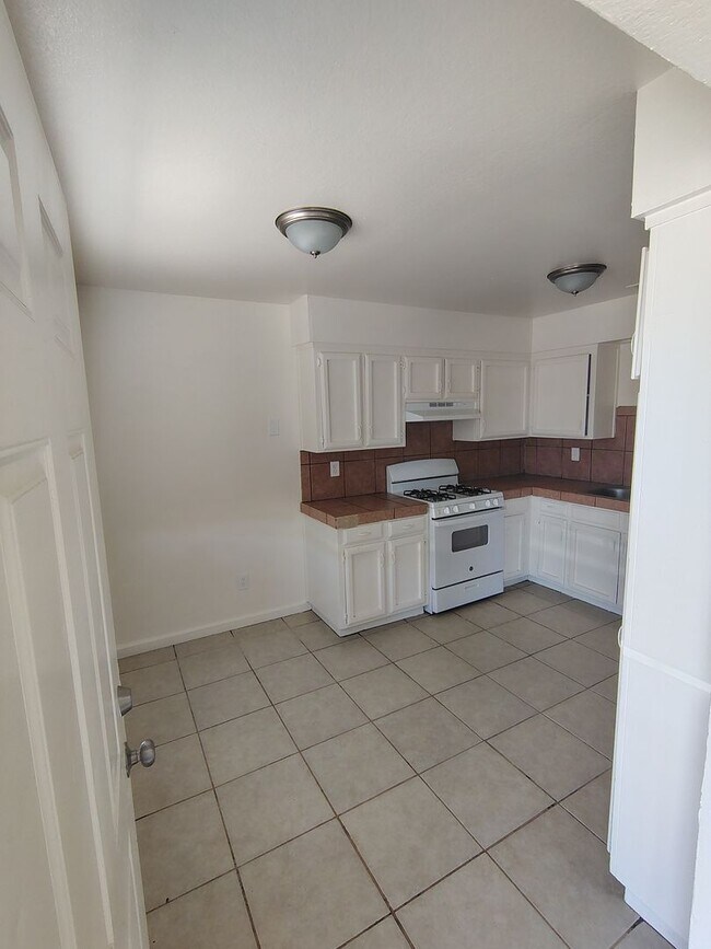 Building Photo - 2 Bed / 1 Bath – Gated Unit with Private Patio | Bakersfield