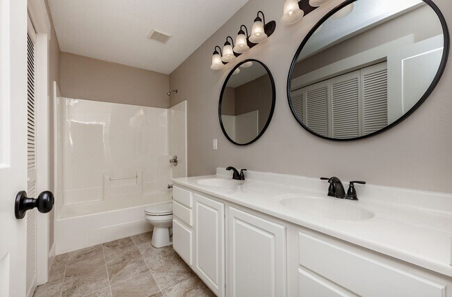 Building Photo - THOUGHTFULLY UPDATED!! 4 Bedroom, 3 Bathroom Home in Urbandale!