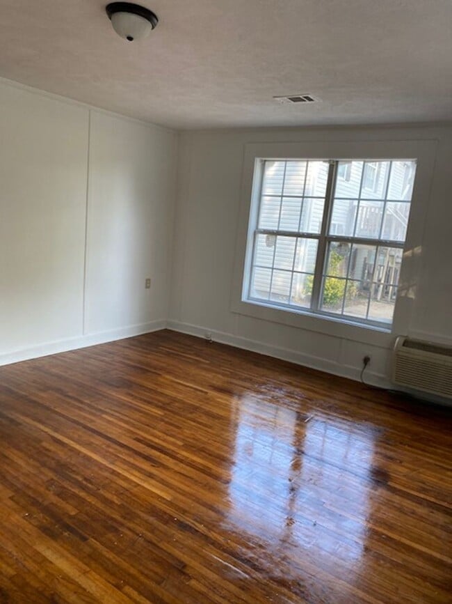 Building Photo - Renovated 1 Bedroom 1 Bath Unit for Rent!