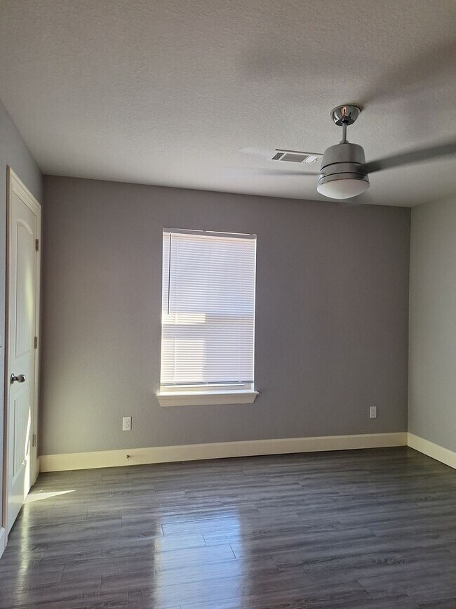 Building Photo - 3 bedroom Duplex with Move in special