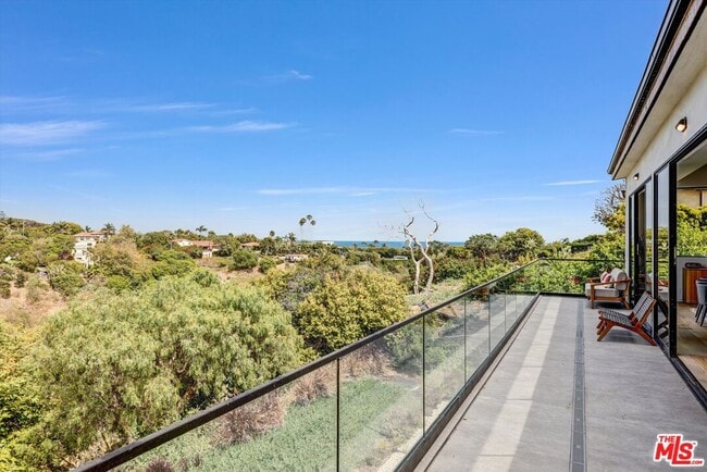 Building Photo - 6656 Dume Dr