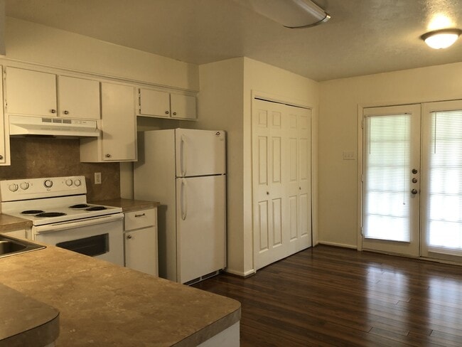 Building Photo - 2422PR