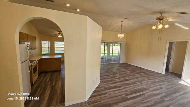 Building Photo - Charming 3 Bedroom, 2 Bath, 2 Car Garage H...