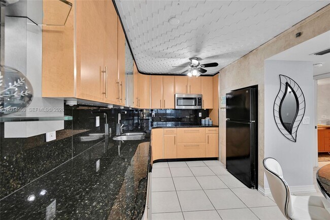 Building Photo - 6039 Collins Ave