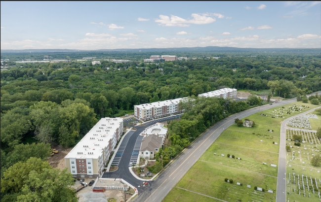 Building Photo - Luxury 1- & 2-Bedroom Apartments in Paramu...