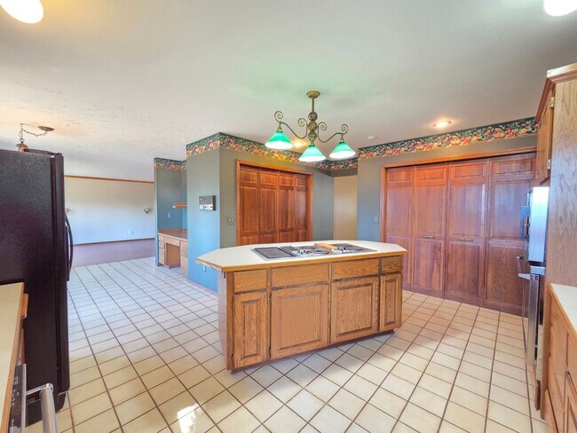 Building Photo - $3,495 - 5 Bed / 4 Baths Stunning Northwood Home with Views