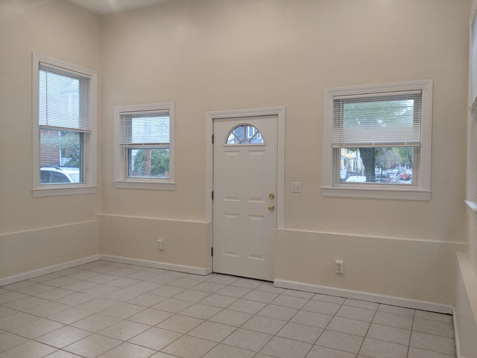 Building Photo - 83 Yorktown St