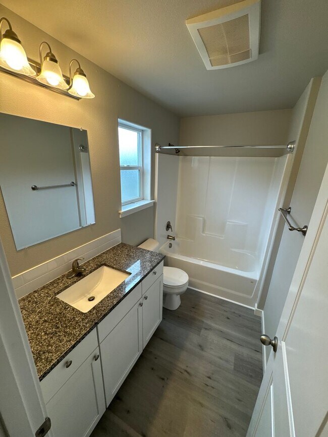 Building Photo - Stunning 3-Bedroom Home with Modern Comforts in a Quiet Neighborhood