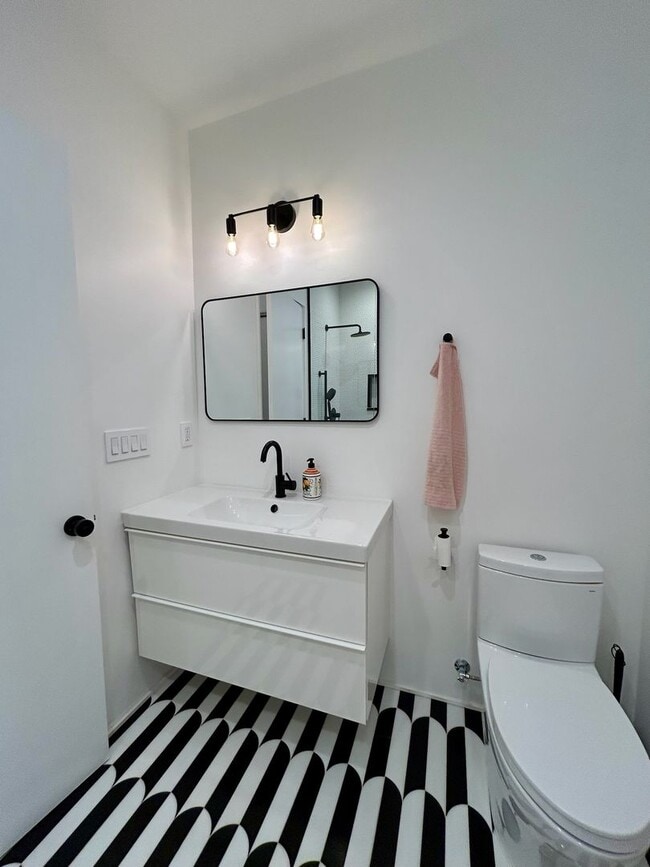 Building Photo - PRAGER DUPLEX