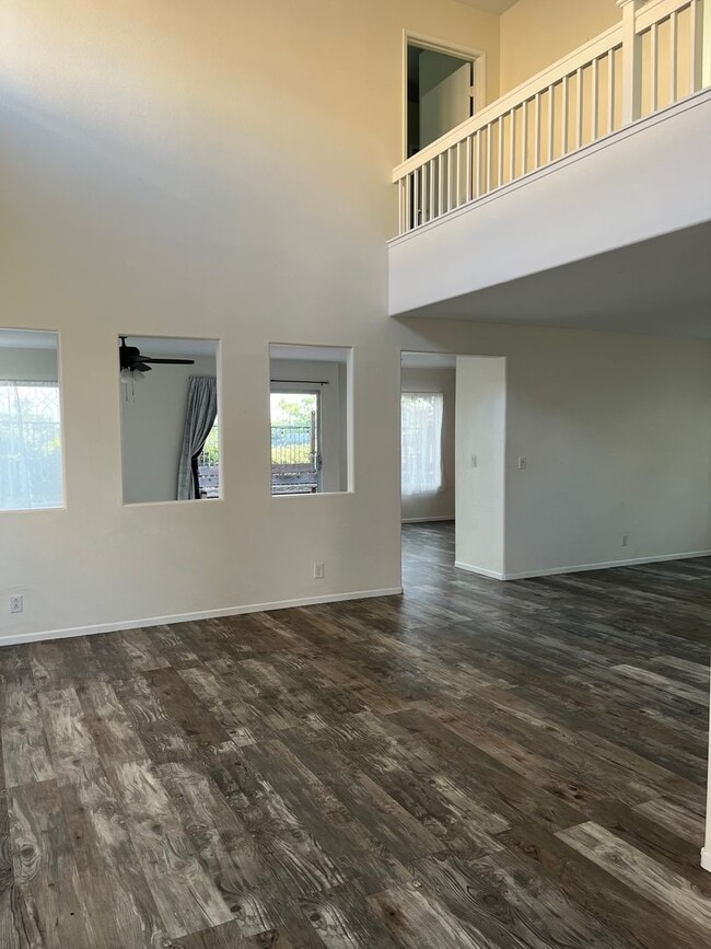 Building Photo - Spacious 4br/3ba Single Family Residence i...