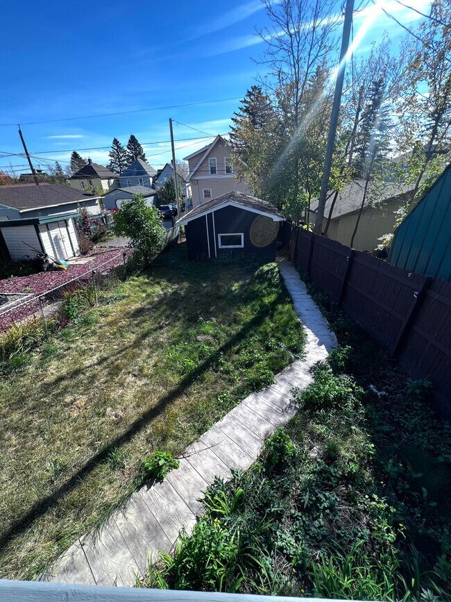 Building Photo - AVAILABLE August 3st - 3 bed 1 Bath Home!