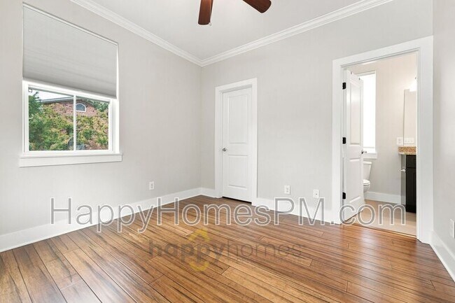 Building Photo - 4613 Oakwood Ave