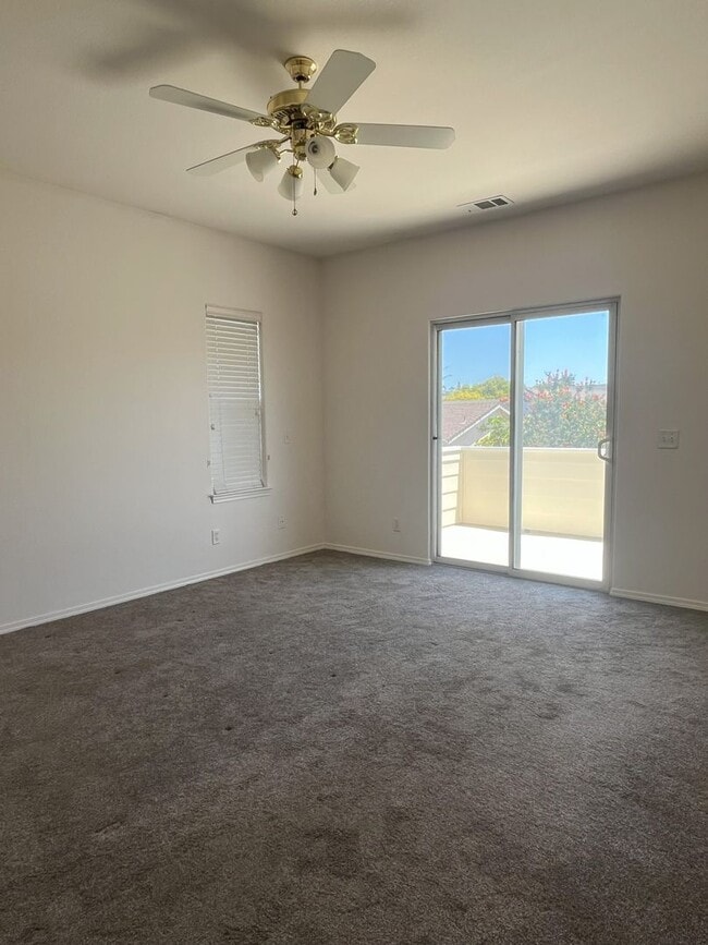 Building Photo - Available Now – 4 Bedroom Home in Desirabl...
