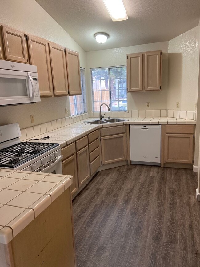 Building Photo - Antelope Highlands 3 Bdrm, 2 Bath!