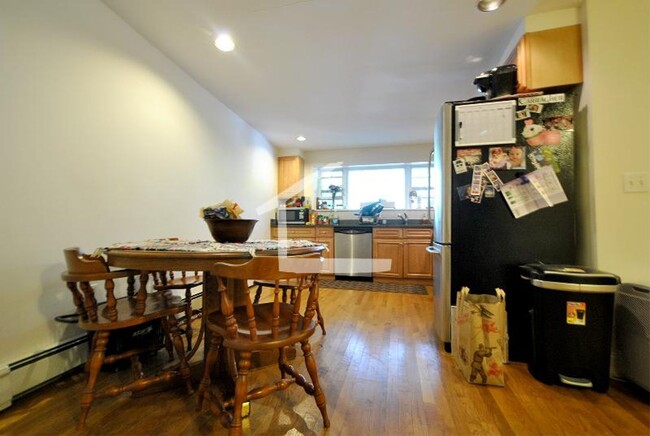 Building Photo - Large 3 bed in Brookline