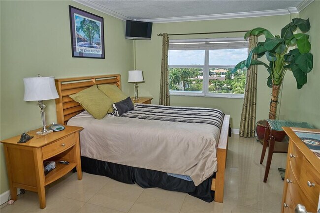 Building Photo - 2555 NE 11th St