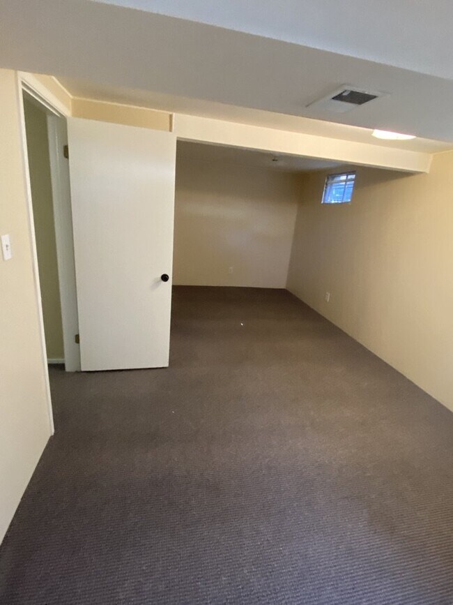 Building Photo - AVAILABLE IMMEDIATELY! Five bedroom house ...