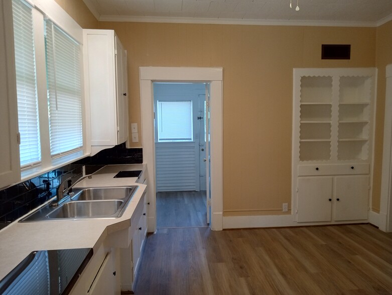 Building Photo - 516 Allen Ave