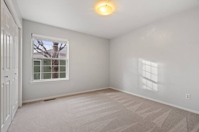 Building Photo - Updated 3-Bedroom Townhome in Ideal Location