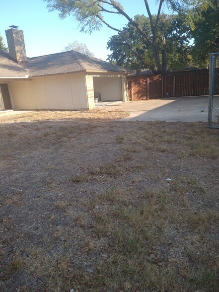 Building Photo - 2100 Arlena Dr