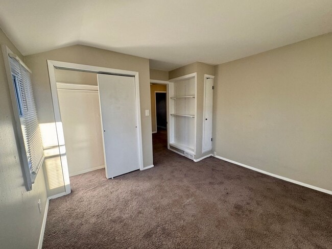 Building Photo - Beautiful 3 bedroom, 1 bath single family home with large fenced yard/ Garage /Central AC / Appli...