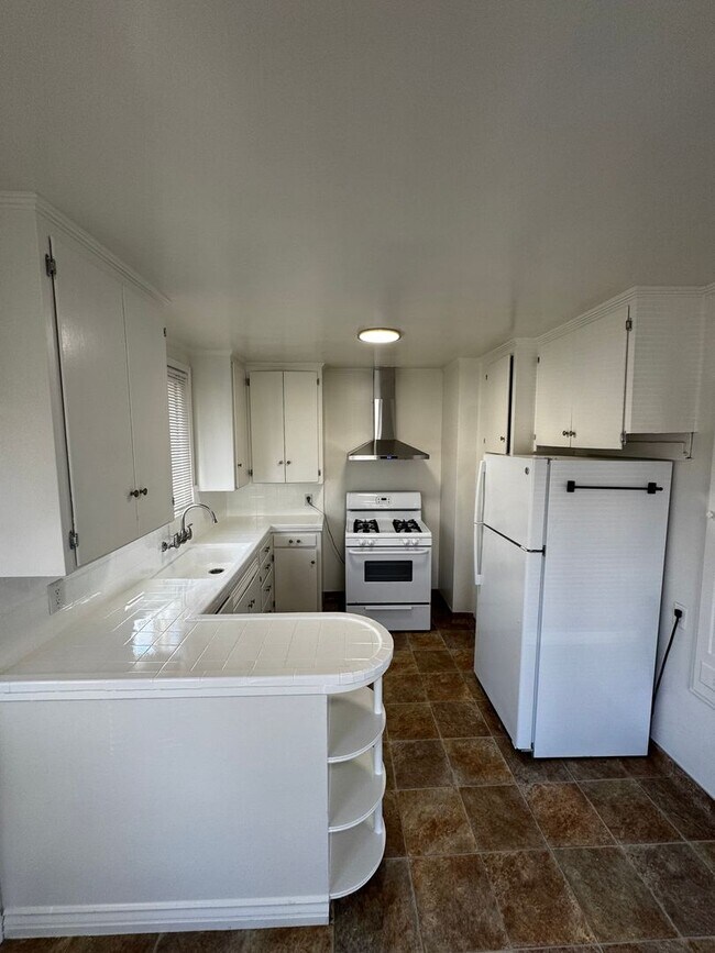 Primary Photo - 227-231 Mosswood Way