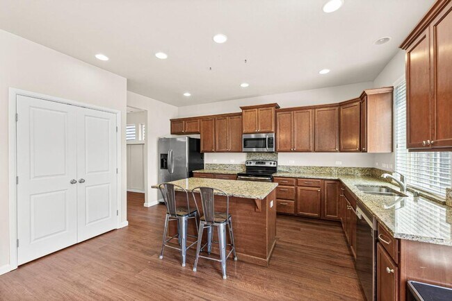 Building Photo - Fully Furnished 5-Bedroom Horizon Pointe H...