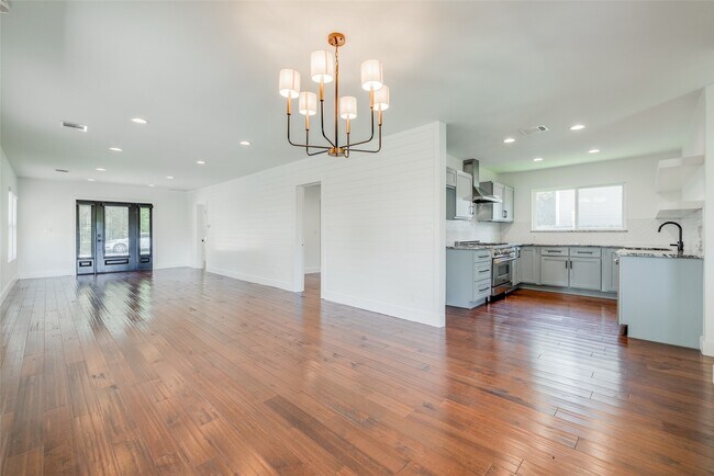 Building Photo - 1512 W 21st St