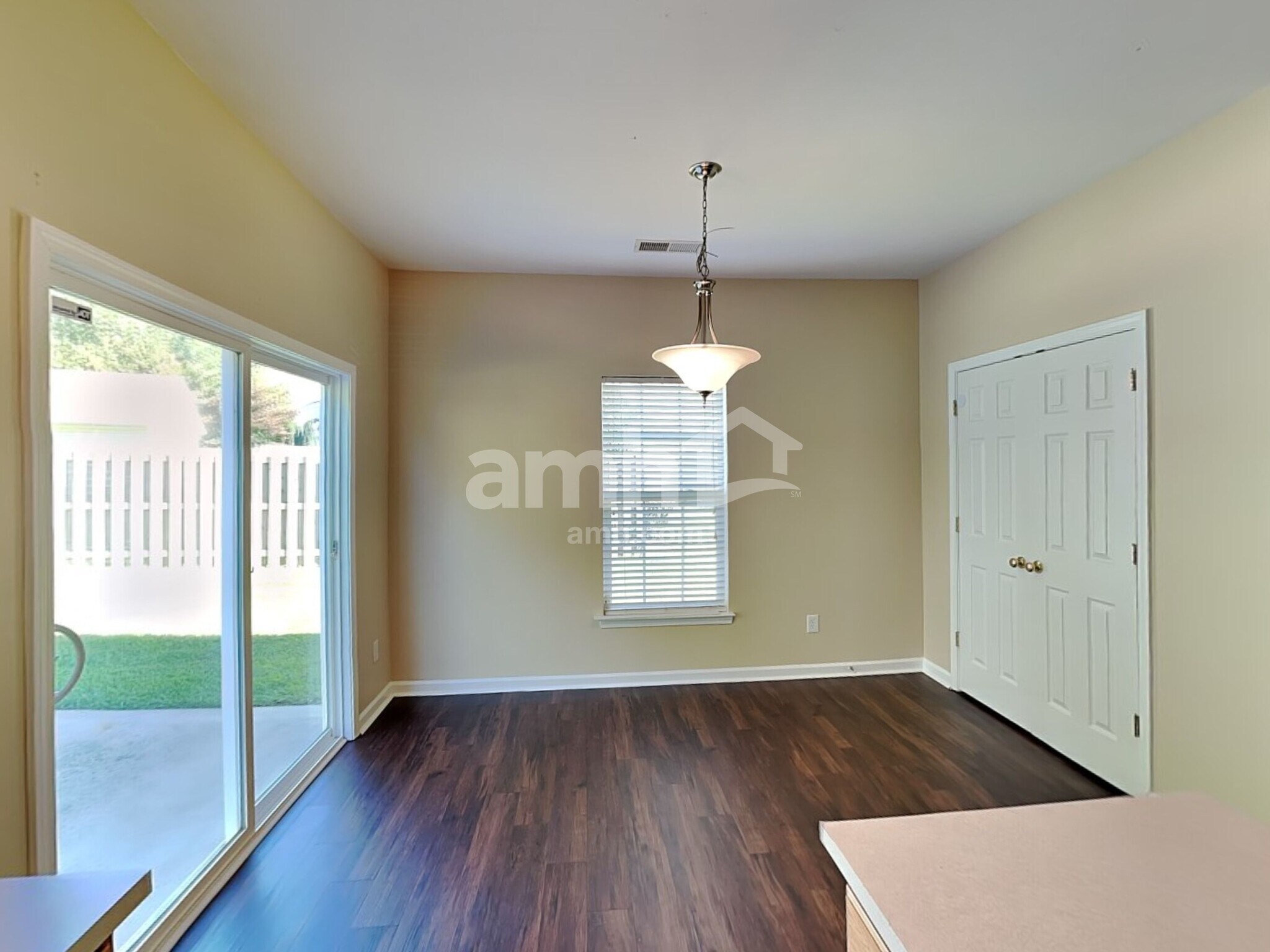 Building Photo - 138 Edgington St