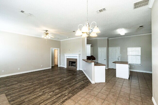 Building Photo - 3 bedroom 3 Bath House plus office