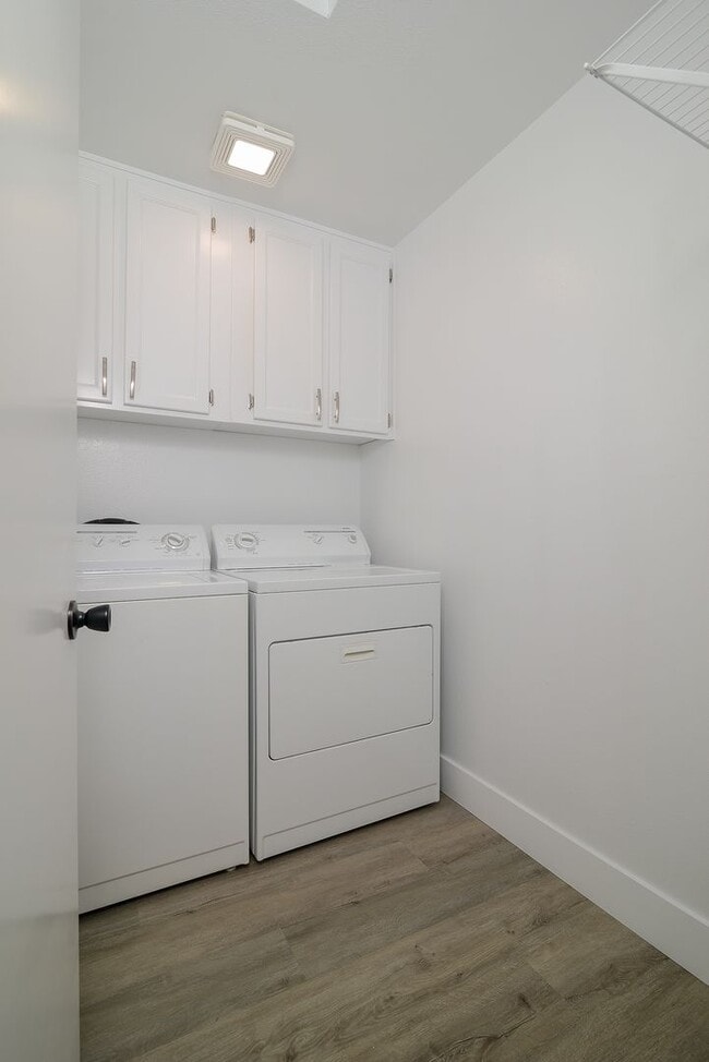 Building Photo - GORGEOUS REMODELED 3 BED CONDO IN GATE COM...