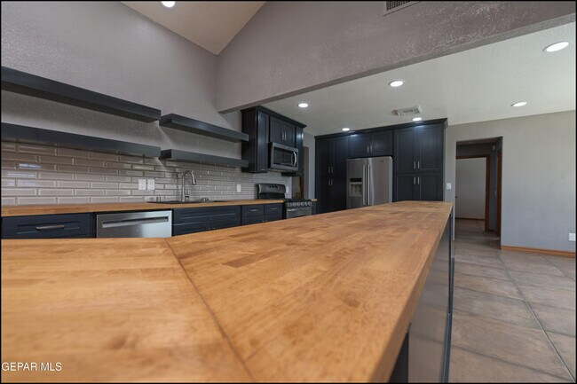 Building Photo - 6412 Via Aventura Dr