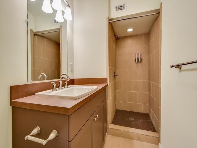 Building Photo - 800 Leonard St