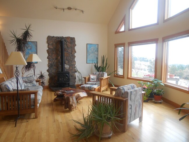 Family Room - 53 Paradise Rd