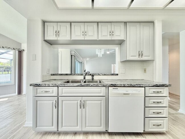 Building Photo - 13642 Dunwoody Ct