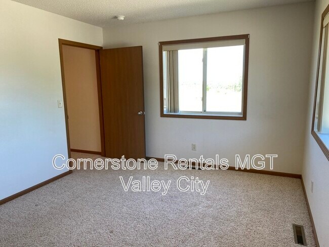 Building Photo - 508 10th Ave SE