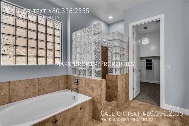 Building Photo - 3732 S Halsted Dr