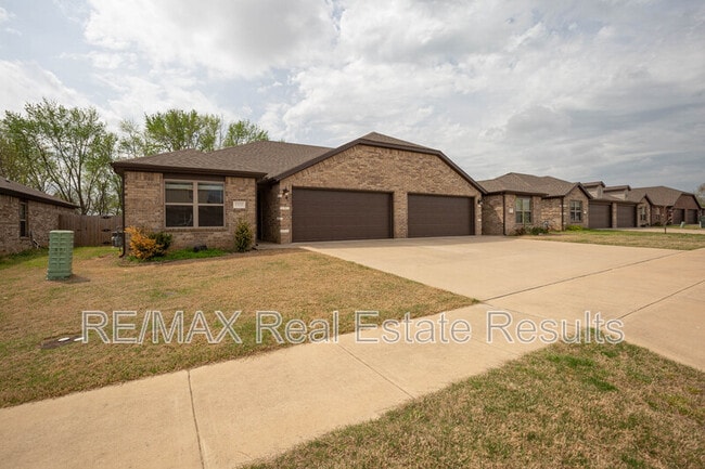 Building Photo - 1523 Purple Finch St