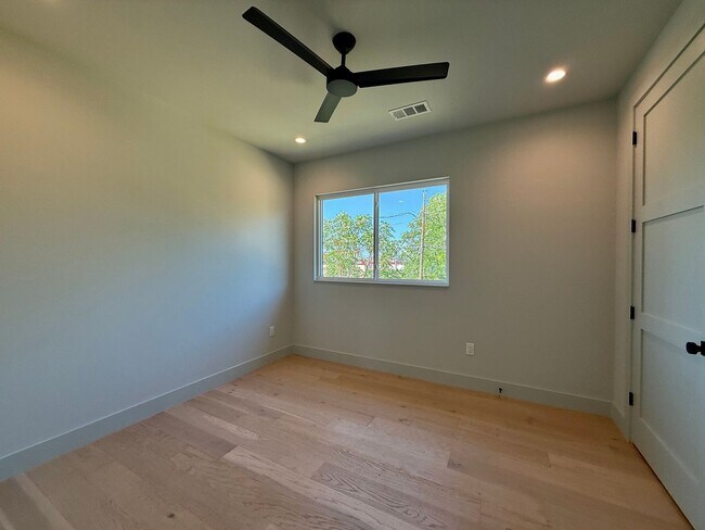 Building Photo - South Austin Oasis