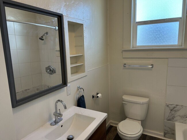 Building Photo - Spacious Remodeled Victorian Unit