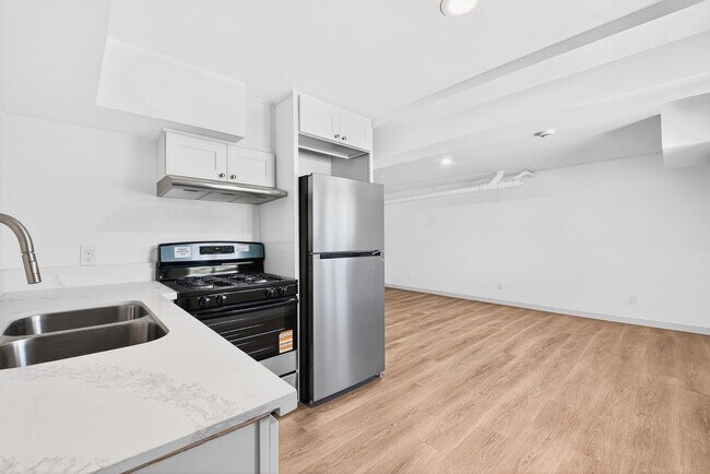 Interior Photo - 1121 Daisy Avenue