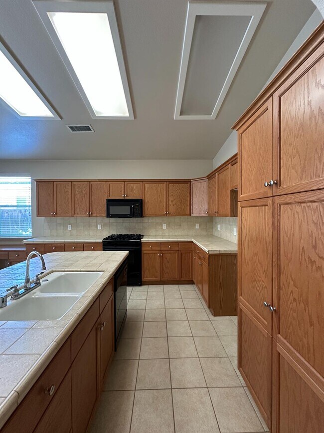 Building Photo - 5541 N Plum Ln