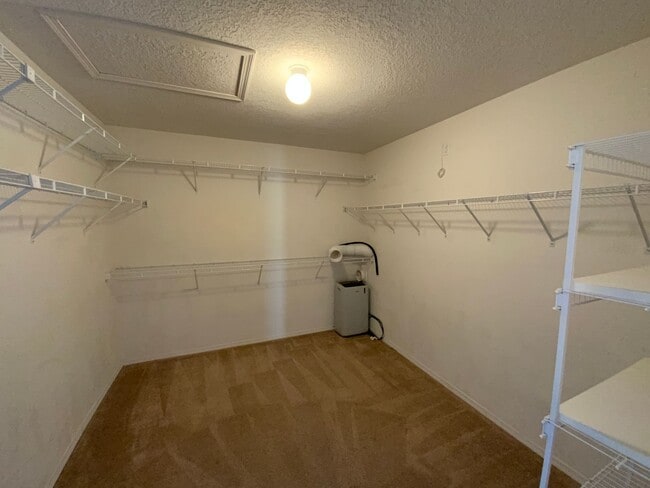 Building Photo - 4 Bedroom Home Available Near Golf Course ...