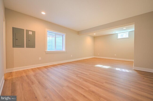 Building Photo - 2424 Carey Ln