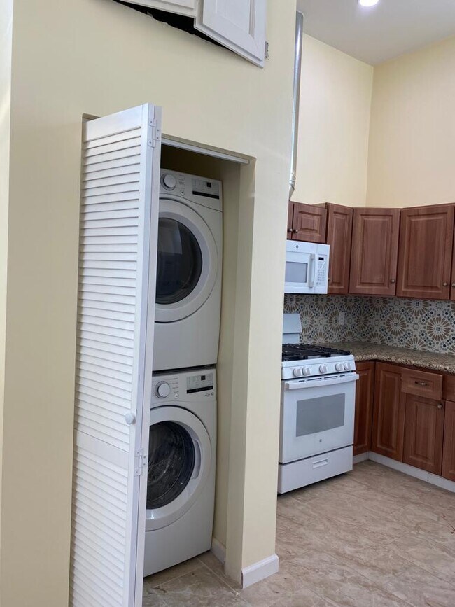 In-house Laundry - 23735 Vanowen St