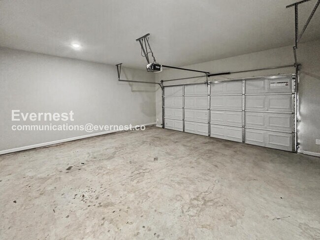 Building Photo - 3 Bed, 2.5 Bath Home with Fenced Yard & Garage / Pet-Friendly / Available Now!